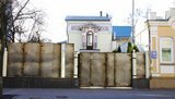 Офис Гайдука и Таруты наглухо закрыли сварным забором. ФОТОрепортаж