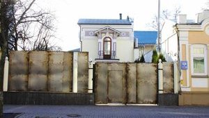 Офис Гайдука и Таруты наглухо закрыли сварным забором. ФОТОрепортаж