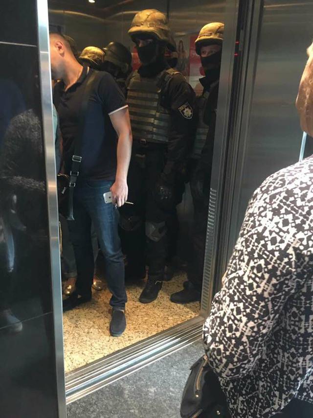 SBU officers wearing masks are raiding Gulliver Business Center 02