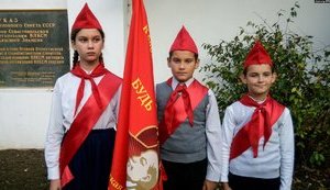 "Найкраща організація", - в окупованому Севастополі дітей приймали до комсомолу. ФОТО