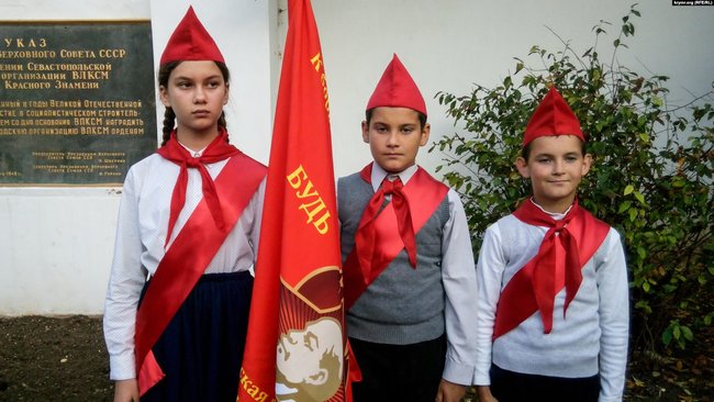 Найкраща організація, - в окупованому Севастополі дітей приймали до комсомолу 03