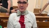 Блогер Домбровський, який ударив ветерана, порізав собі горло в суді