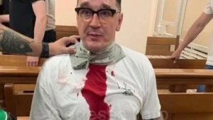 Ударивший ветерана блогер Домбровский порезал себе горло в суде