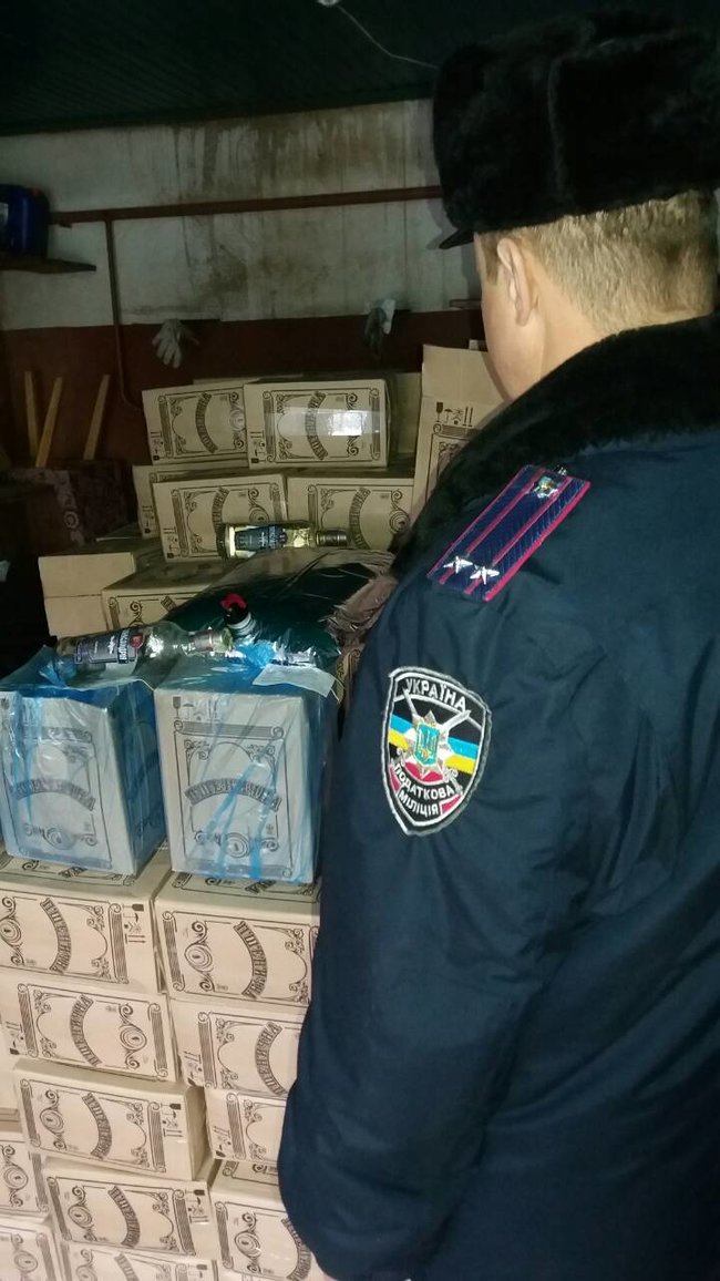 Группа лиц, организовавшая продажу алкогольного фальсификата, разоблачена на Житомирщине: проведены 9 обысков, стоимость изъятого составляет более 1,1 млн грн 02