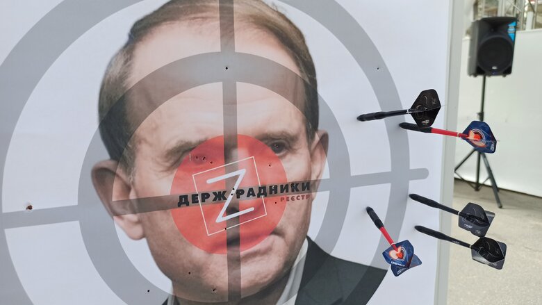 Уличная выставка Бей оккупанта! открылась на Контрактовой площади. Среди локаций - Дартс-держZрадник и Хлопок над крымским мостом 01