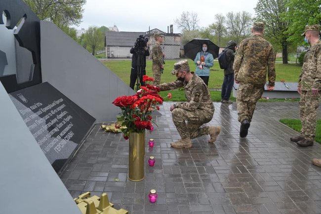 В Кривом Роге открыли мемориал памяти бойцов 17-й танковой бригады и батальона Кривбасс 11