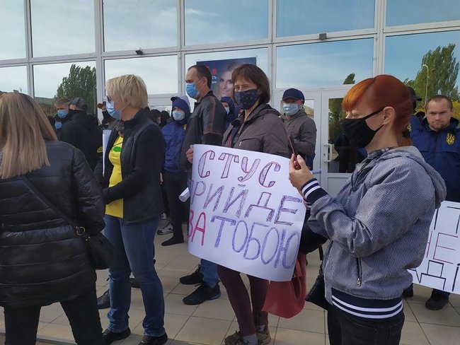 Стус прийде за тобою, - активісти пікетують концерт-хол у Миколаєві, де проводить зустріч із виборцями Медведчук 03