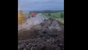 У Липецькій області РФ латають дорогу, яку перерили в очікуванні "вагнерівців". ВIДЕО
