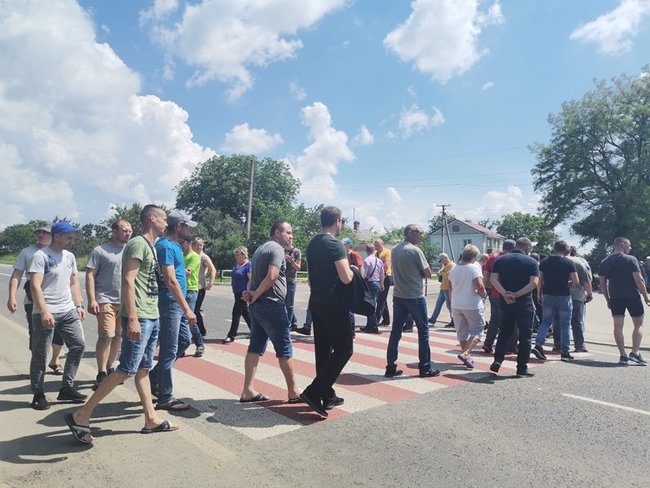 Співробітники уранових шахт перекрили трасу на Кіровоградщині з вимогою виплатити зарплату 02