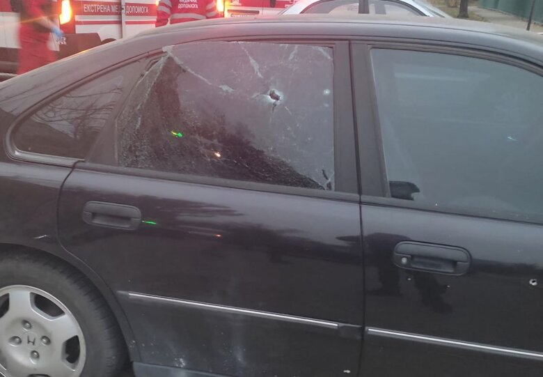 Пошкоджена російським обстрілом Нікопольщини автівка