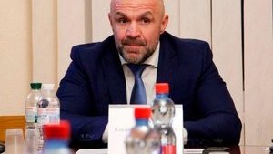 Мангера доставлять у Печерський райсуд Києва для обрання запобіжного заходу, за місцем його проживання тривають обшуки, - Сарган