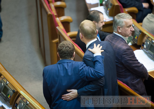 Депутати-соньки, Кіссе, який голосує за трьох, радісний Гройсман і обійми Лозового з Ляшком: як Рада вночі приймала Держбюджет-2019 19