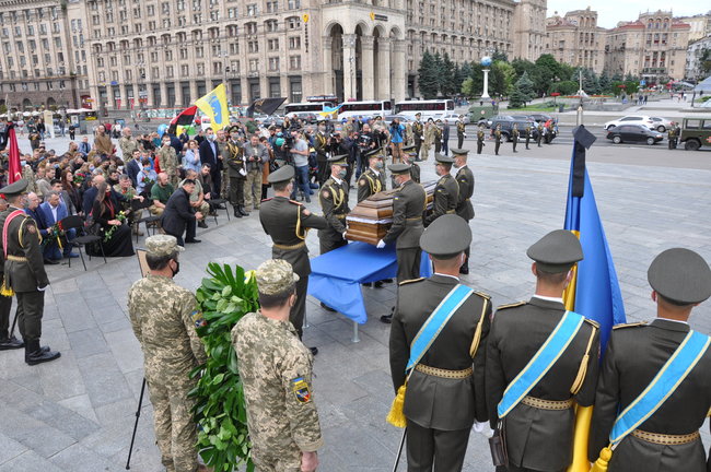 С погибшим Героем Украины Тарасом Матвиивым простились на Майдане Незалежности в Киеве 26