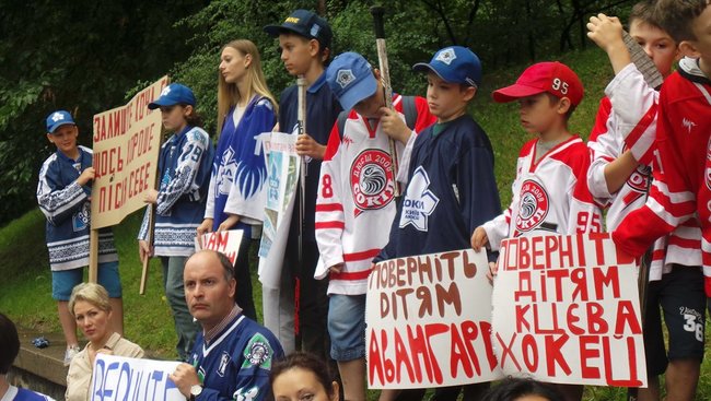 Поверніть дітям Києва хокей! - під Кабміном триває мітинг із вимогою виділити кошти на реконструкцію льодової арени Авангард у столиці 10 Поверніть дітям Києва хокей! - під Кабміном триває мітинг із вимогою виділити кошти на реконструкцію льодової арени Авангард у столиці 10