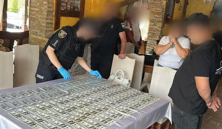 Подделывала документы для выезда мужчин за границу: на Закарпатье врача задержали на взятке в $8000, - ГПСУ. ВИДЕО+ФОТО