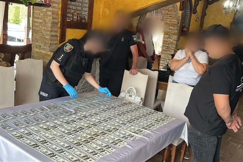 На Закарпатті лікарку затримали на хабарі за підроблені документи для виїзду