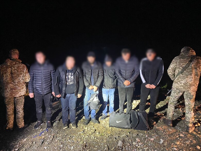 Затримано чоловіків на березі Тиси