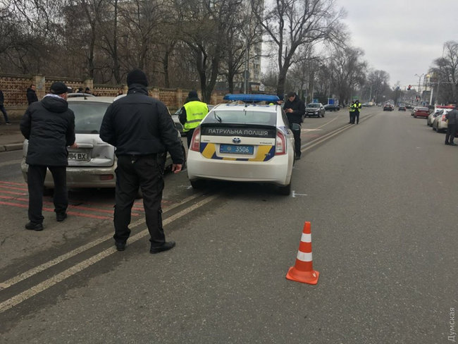 Поліцейський Prius потрапив в аварію в Одесі після спроби розвернутися через подвійну суцільну 01