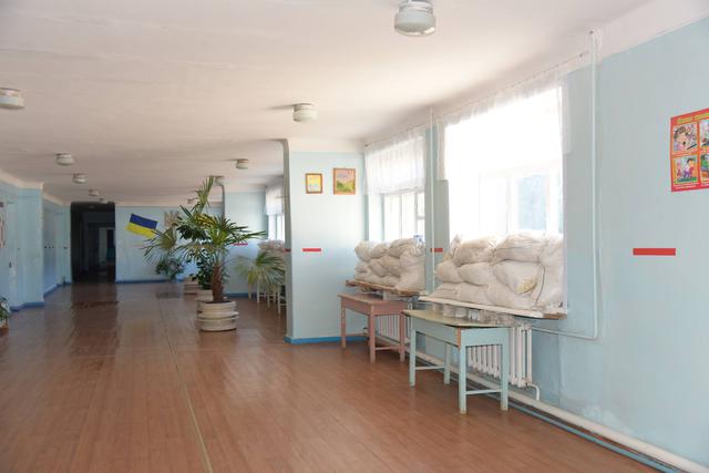 Marinka shelled, children from local school evacuated to bomb shelter, - Abroskin 02