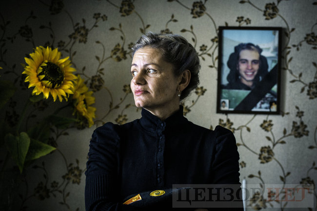 Тёмин танк остался один - и на него выскочил российский танк. Сын закричал: Прощайте, пацаны, на меня идут Т-72-ые, - интервью с мамой командира танкового взвода Артема Абрамовича 01