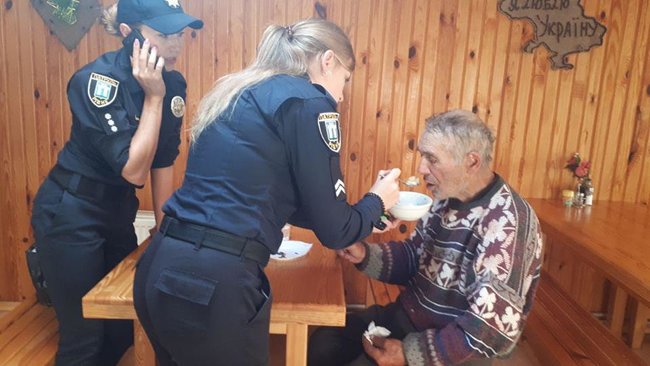 Патрульні допомогли ветерану УПА, який загубився в Рівному 01