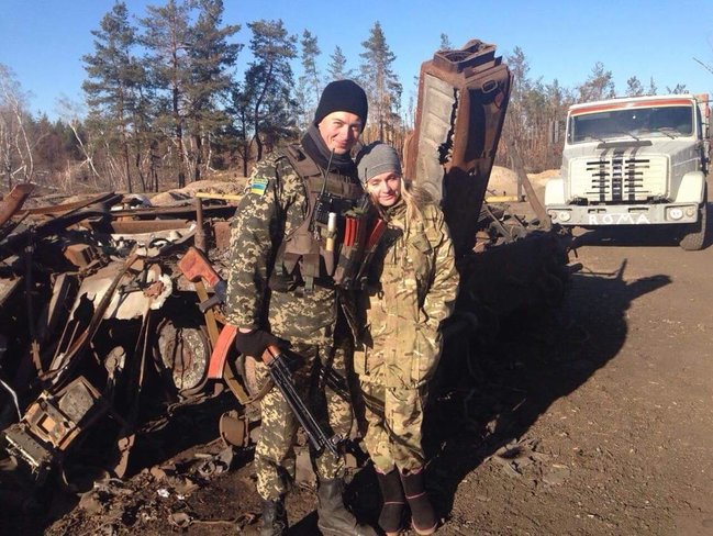 Відомий волонтер, водій-санітар 54 ОРБ Вікторія Шинкаренко: Перші три тепловізори ми передавали на Савур-Могилу. І після чергового штурму нам передзвонили і сказали, що хлопці з ним спали в обіймах, бо вони досі не бачили такого обладнання - це дуже надихало 02