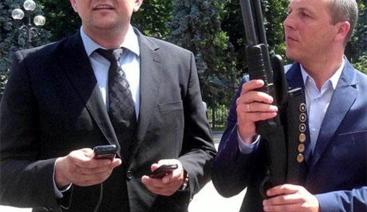 Оппозиция продемонстрировала оружие, с которым напали на агрофирму Корнацкого. ФОТОрепортаж+ВИДЕО