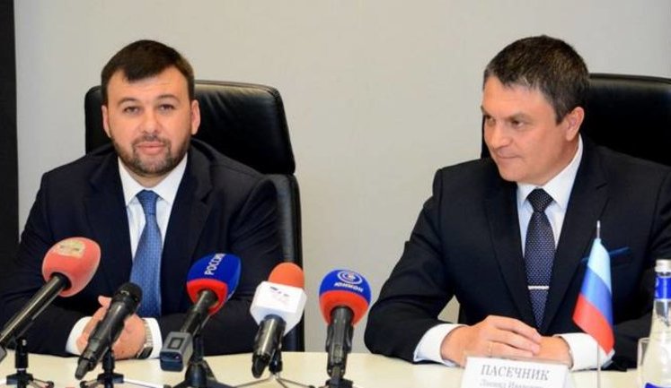 Ватажки "ЛДНР" записали звернення до Зеленського на тлі прапора РФ після слів Путіна про те, що Росія - "третя країна" у війні на Донбасі. ФОТОфакт