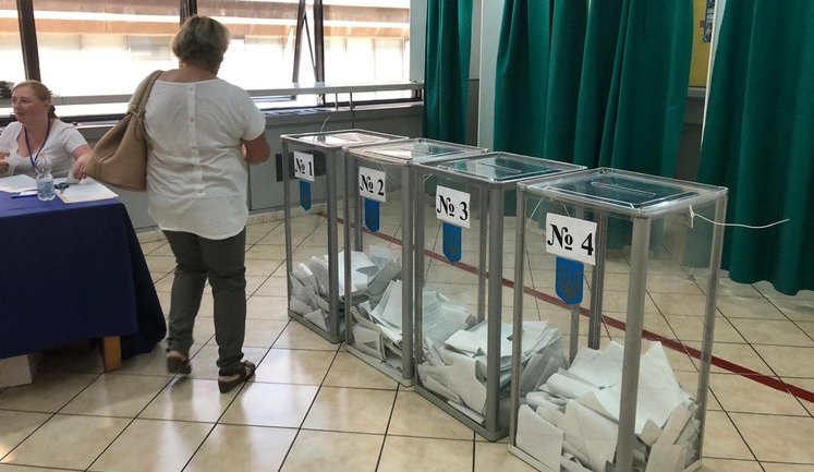 "Слуга народу" наполягає на перерахунку голосів у 5 округах, а в одному - вимагає його скасувати