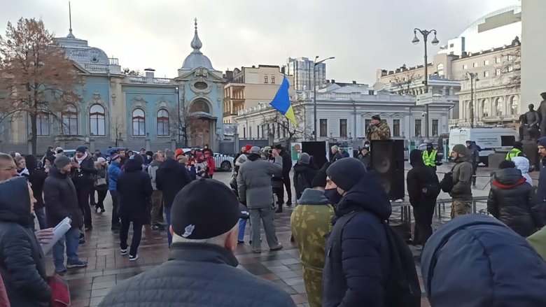В Києві протестували антивакцинатори: QR-коди на плакатах ведуть на сайт Єдиної Росії 13
