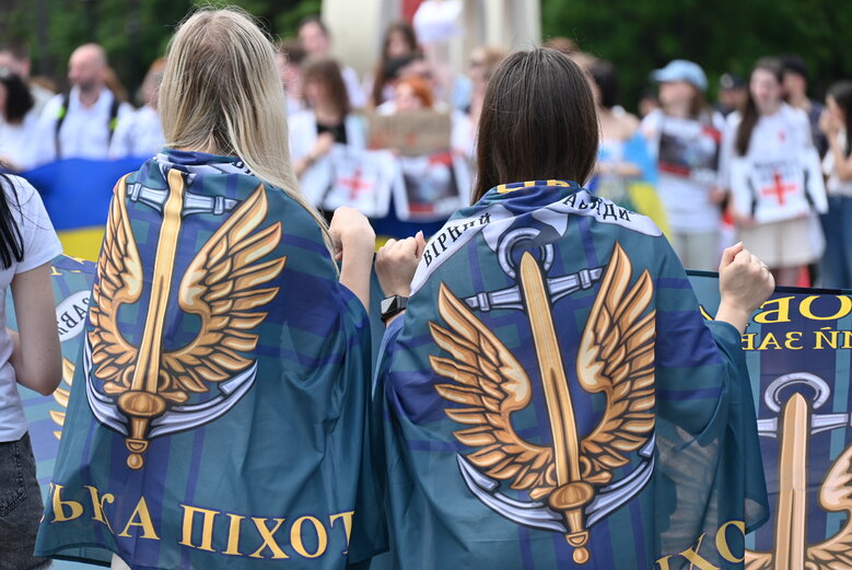 Акція на підтримку полонених військових медиків відбулася на Майдані Незалежності 11