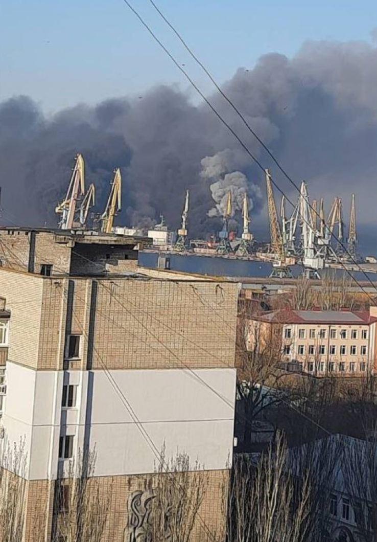В порту Бердянська велика пожежа, знищено корабель окупантів Орск (оновлено) 03