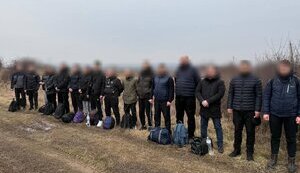У границы с Венгрией задержана группа из 16 мужчин призывного возраста и 2 переправщиков. ФОТО
