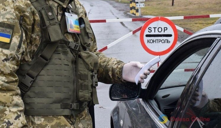 У соцмережах повідомляють про посилення контролю за виїздом багатодітних та чоловіків з інвалідністю за кордон. ВIДЕО