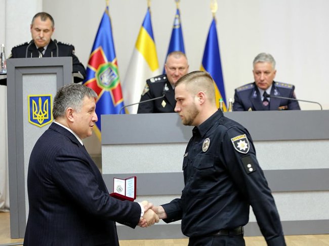 Аваков нагородив патрульних Даниленка та Хлєвного, які ліквідували одеського стрілка Дорошенка 01 Аваков нагородив патрульних Даниленка та Хлєвного, які ліквідували одеського стрілка Дорошенка 01
