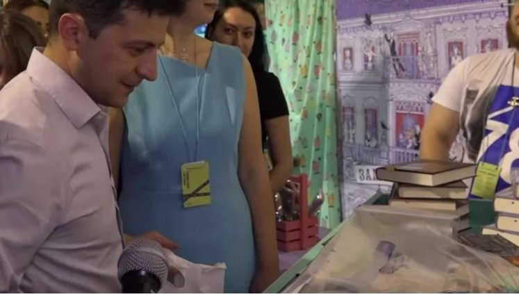 Гаджети не витіснять книжку: вона щороку здобуває нових прихильників, - Зеленський