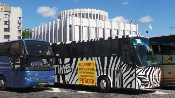 Автоперевозчики протестуют в центре Киева, требуют возобновления междугородних перевозок (обновлено) 03