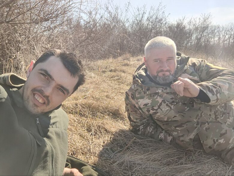 Піхотинець Віктор Чонговай: Якби в мене не було сім’ї, я б сів на візок, в якому переміщуюсь, позаду ще один причепив, наклав би туди патронів, взяв автомата і їхав би за своїм командиром 04