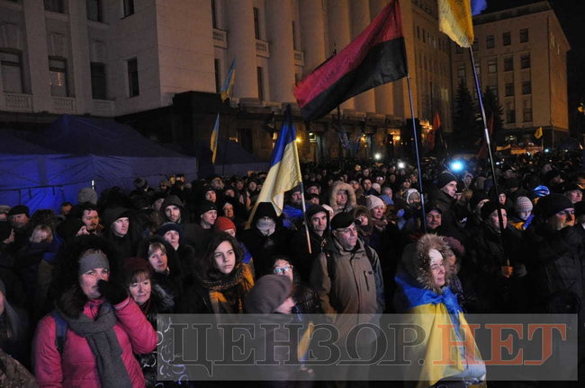 Активісти проводять мітинг під Офісом президента 14