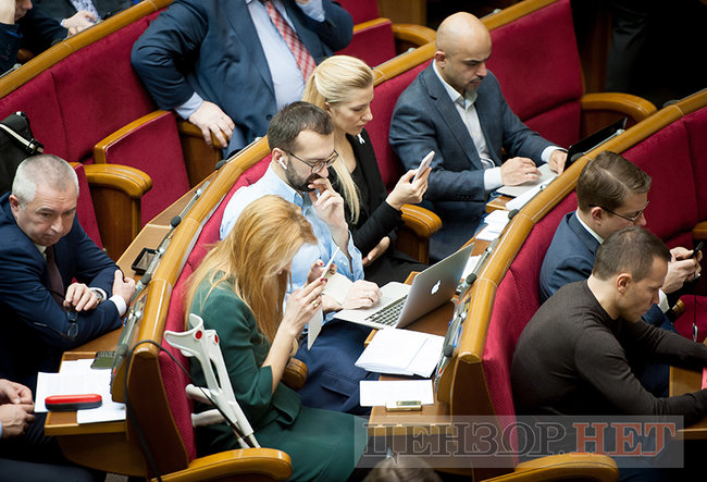 Поцелуй Матиос и Таруты и Ивченко с цепом, - день работы Рады 4 декабря 04