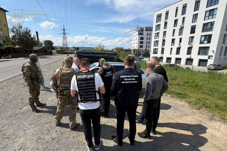судитимуть адвоката й директора коледжу за відстрочки