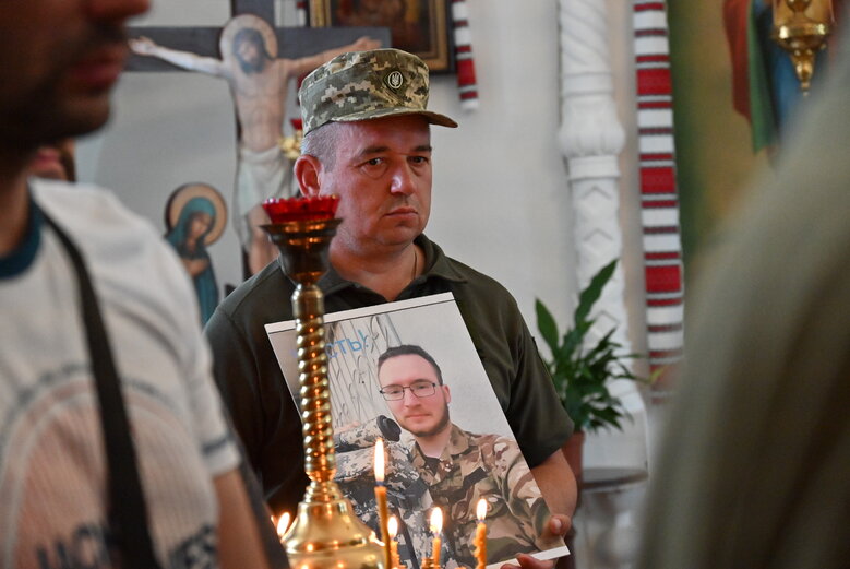 Зі скрипалем та воїном Давидом Якушиним, який загинув у бою з окупантами, попрощалися в Києві 32