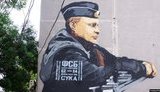 "ФСБ, давай поиграем? Е2 – Е4. Теперь твой ход, сука": в оккупированном Крыму на мурале с изображением Путина появилось "послание". ФОТО