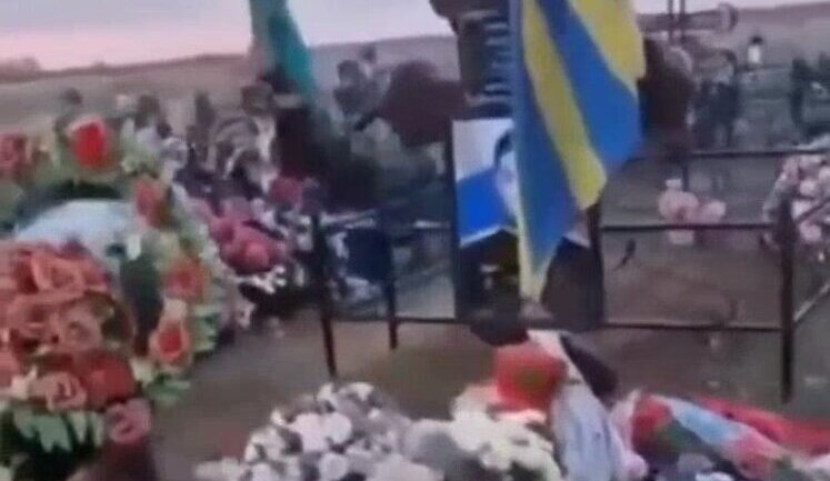 Росіянка із Кузбасу бідкається, що невідомі пошкодили на кладовищі могили "героев сво": "Все разбито. Все валяется. Как такое может быть?!". ВIДЕО