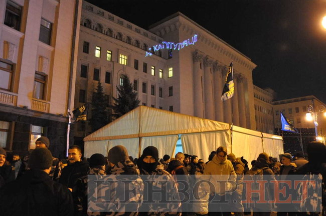 Активісти проводять мітинг під Офісом президента 09