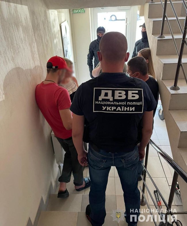 Рубили топором и сжигали автомобили: в Харькове задержали банду, которая запугивала полицейских, судей и предпринимателей 02