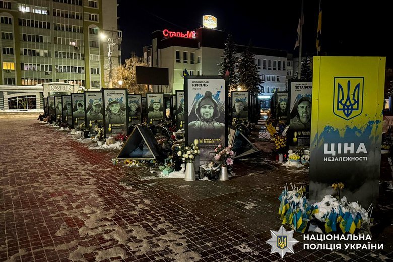 Жінка повалила портрети загиблих Героїв у Рівному