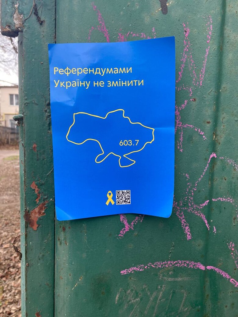 Активисты Желтой ленты расклеили патриотические листовки в оккупированном Мелитополе 05