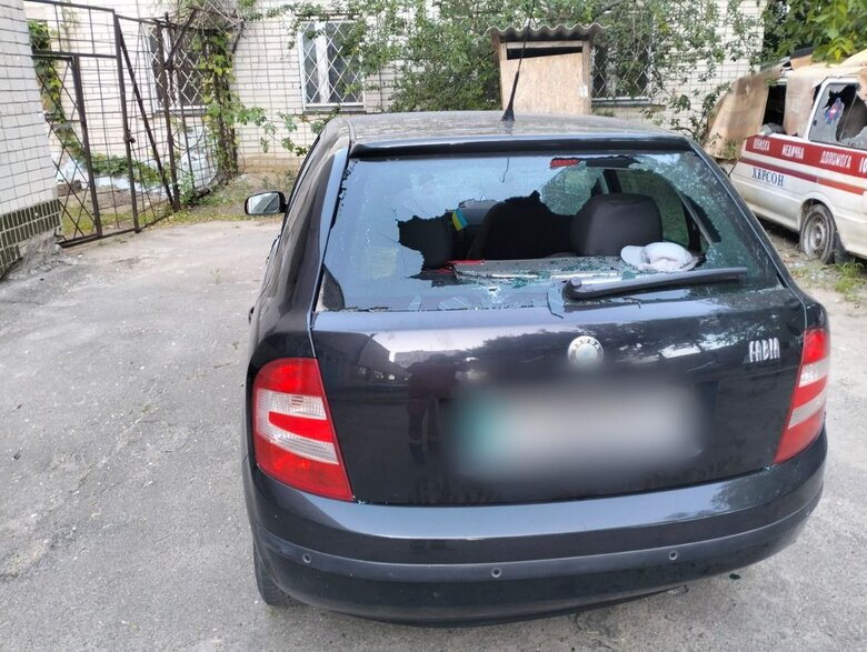 Враг изуродовал гражданские автомобили