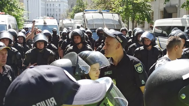 Столкновения митингующих с правоохранителями на акции Остановим капитуляцию под Офисом Президента 03